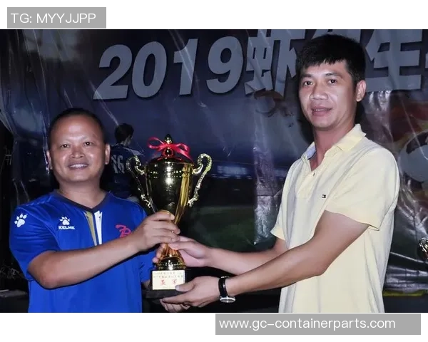 足球明星挂布竖版展示让你近距离感受球场魅力与激情